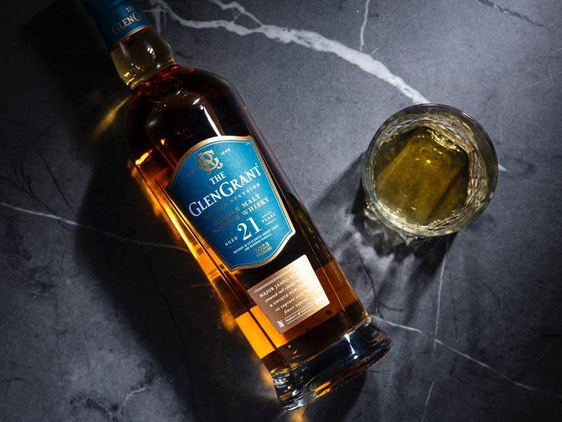 蘇格蘭單一麥芽威士忌品牌格蘭冠（Glen Grant）推出最新21年單一麥芽威士忌，是其核心酒款最老的陳年。參考售價約NT$6,600。（攝影：游銘元）