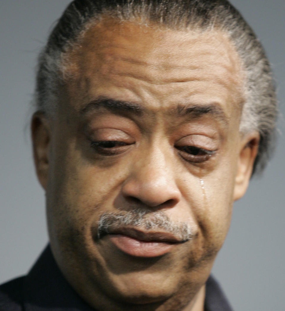 El reverendo Al Sharpton llora después de recordar al cantante James Brown durante una conferencia de prensa en National Action Network, la sede de Sharpton en Harlem, el 25 de diciembre de 2006, en Nueva York. El hip hop ha sido una parte integral de los movimientos de justicia social y racial. También ha sido objeto de escrutinio por parte de las fuerzas del orden y los grupos políticos debido a su creencia de que el hip hop y sus artistas fomentan la criminalidad violenta. (Foto AP/Kathy Willens)