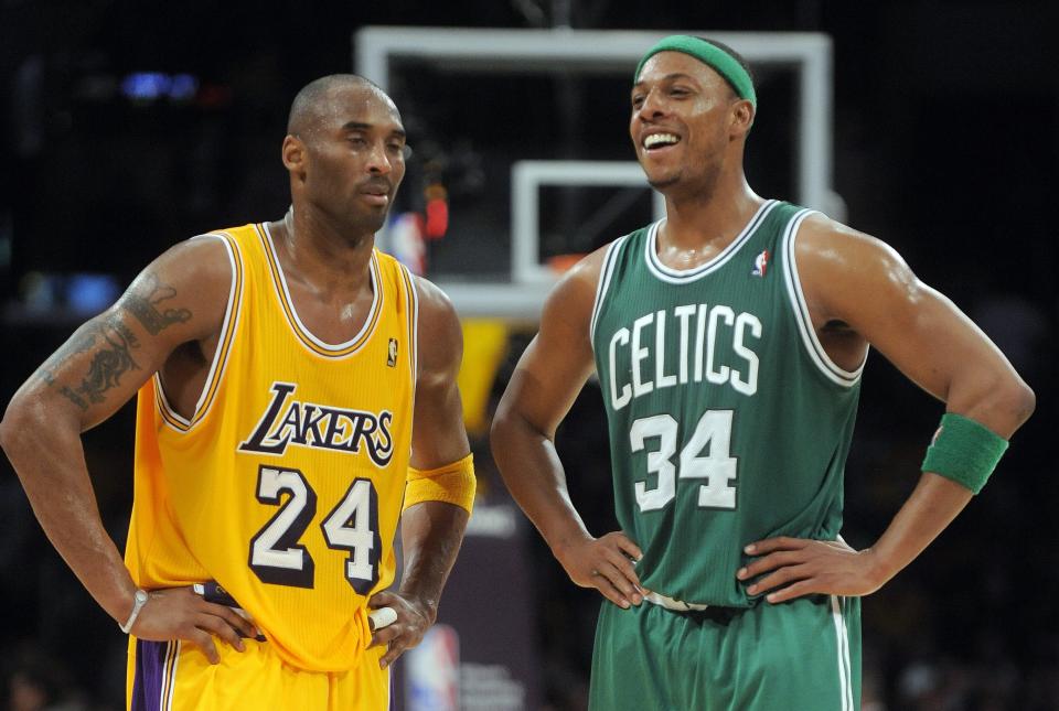 Kobe Bryant, de los Lakers de Los Angeles (izquierda), escucha a Paul Pierce, de los Celtics de Boston, durante los segundos finales de su partido de basquetbol el domingo 30 de enero del 2011 en Los Angeles. Los Celtics ganaron 109-96. (Foto AP/Chris Carlson)