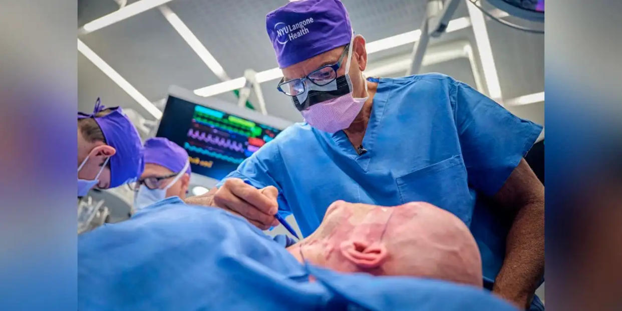 El doctor Eduardo Rodríguez opera a Aaron James en el primer trasplante de ojo, en NYU Langone Health en Nueva York / Foto: AFP