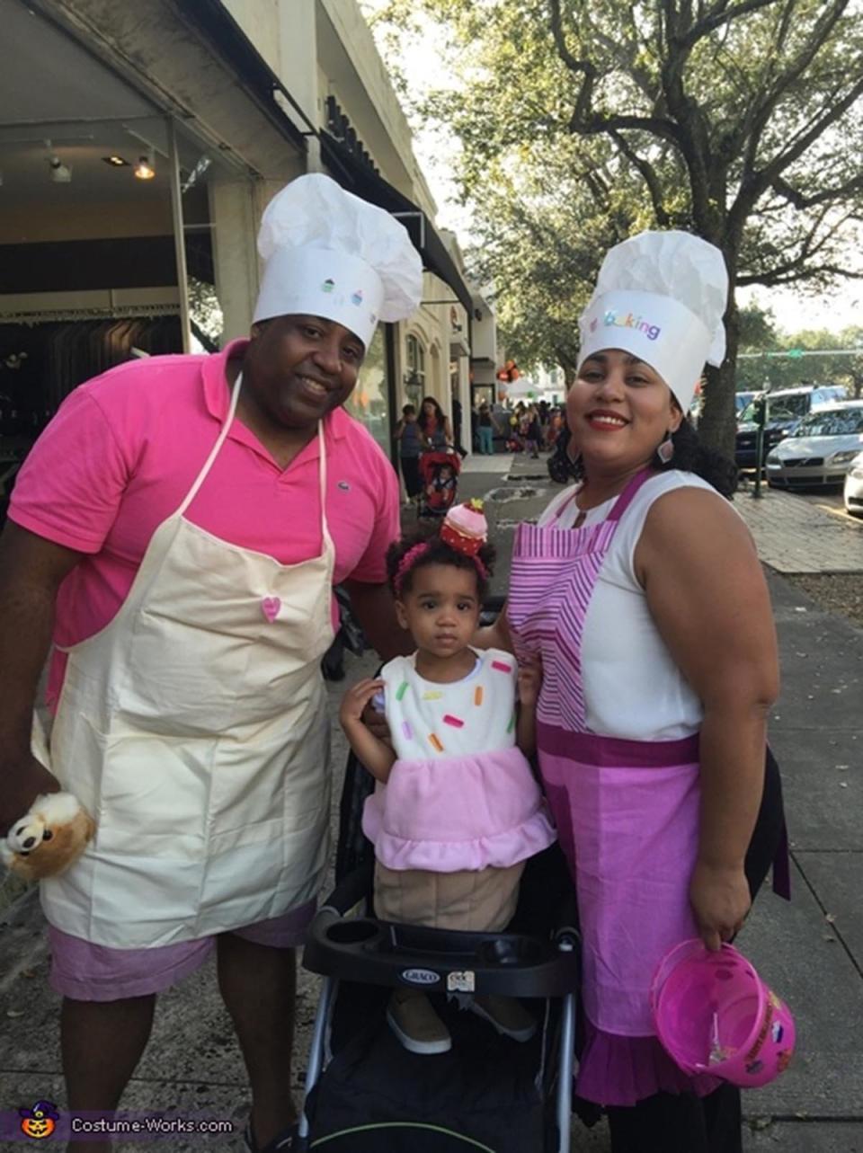Via <a href="http://www.costume-works.com/costumes_for_families/the-bakers-and-their-cupcake.html" target="_blank">Costume Works</a>