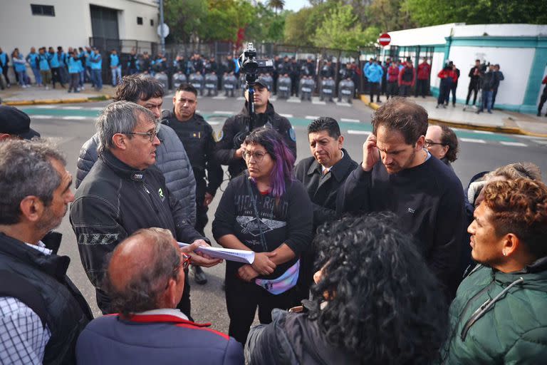 Las negociaciones entre los habitantes del edificio y el oficial de justicia