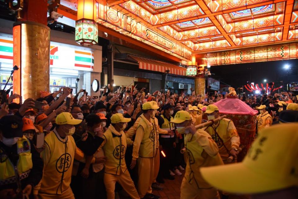 苗栗縣通霄鎮白沙屯拱天宮媽祖徒步進香，媽祖於十二日凌晨登轎，被譽為「粉紅超跑」的鑾轎隨後起駕，將展開九天八夜的宗教之旅。（記者謝國金攝）