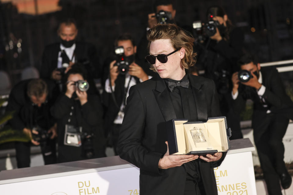 Caleb Landry Jones poses for photographers with the award for best actor for the film' Nitram' during the awards ceremony at the 74th international film festival, Cannes, southern France, Saturday, July 17, 2021. (Photo by Vianney Le Caer/Invision/AP)