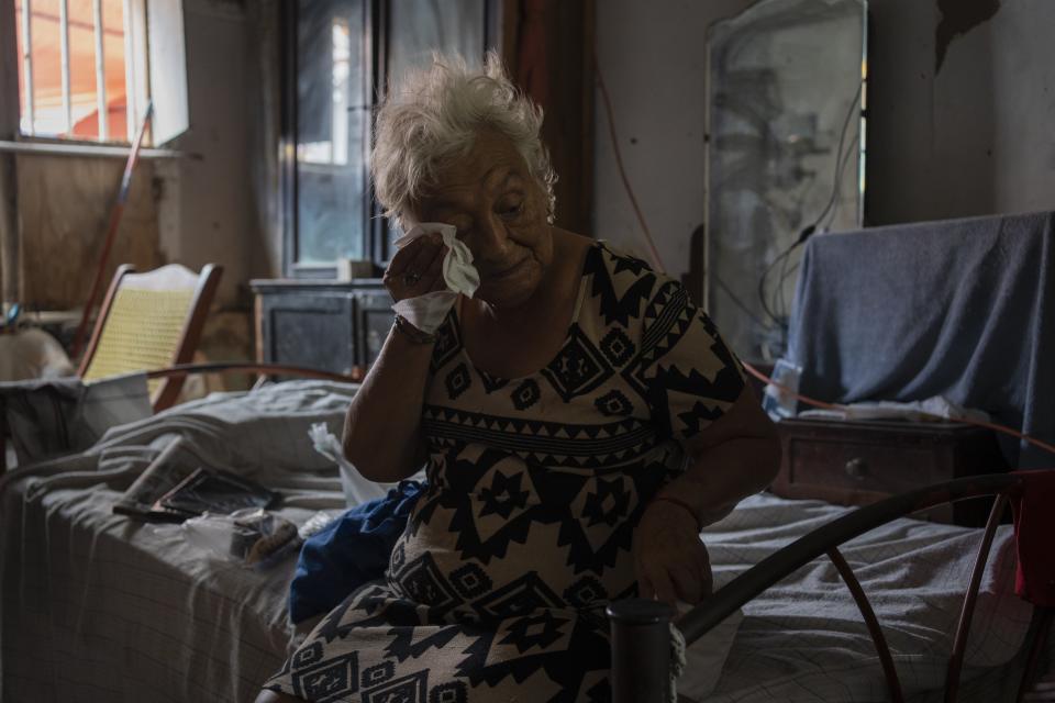 ARCHIVO - Margarita Salazar, de 82 años, se limpia el sudor en su hogar en Veracruz, México, el 16 de junio de 2024. (AP Foto/Félix Márquez, archivo)