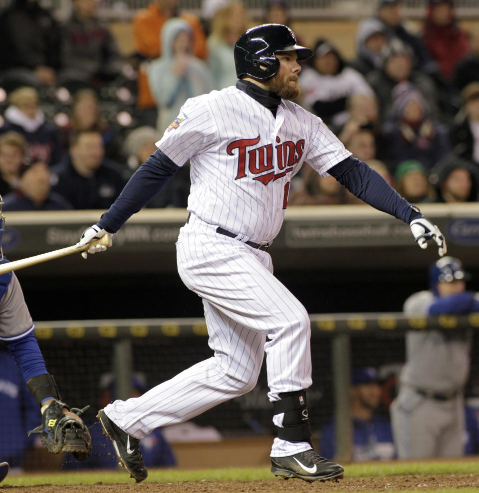 Jason Kubel, de los Mellizos de Minnesota, conecta un sencillo de dos carreras en la cotava entrada en el segundo partido de la doble cartelera contra los Azulejos de Toronto en Minneápolis, el jueves 17 de abril de 2014. Minnesota ganó 9-5 el segundo encuentro y el primero se lo llevó por 7-0. (AP Foto/Paul Battaglia)