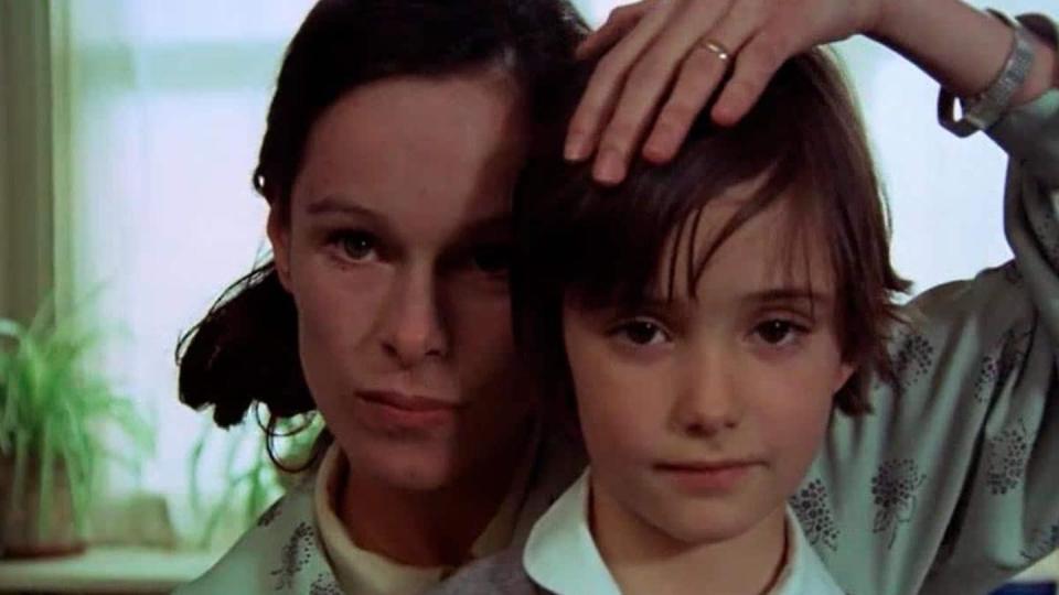 Geraldine Chaplin y Ana Torrent, en un fotograma de <em>Cría Cuervos</em>. <a href="https://www.filmaffinity.com/es/filmimages.php?movie_id=641823" rel="nofollow noopener" target="_blank" data-ylk="slk:FilmAffinity;elm:context_link;itc:0;sec:content-canvas" class="link ">FilmAffinity</a>