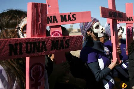 Imagen de archivo de unas integrantes de la organización Mujeres de Negro en una manifestación contra los feminicidios en Ciudad Juárez, México, nov 23 2009. Una fiscalía en el norte de México ordenó, en un acto inédito, una sentencia de 697 años de prisión a cinco feminicidas, en un estado donde los asesinatos de jóvenes mujeres se cuentan por cientos a partir de 1990. REUTERS/Alejandro Bringas