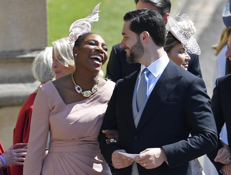 Serena Williams y su esposo Alexis Ohanian llegan a la boda del príncipe Enrique y Meghan Markle en la capilla de San Jorge en el castillo de Windsor en Inglaterra el sábado 19 de mayo de 2018. (Toby Melville/pool photo via AP)