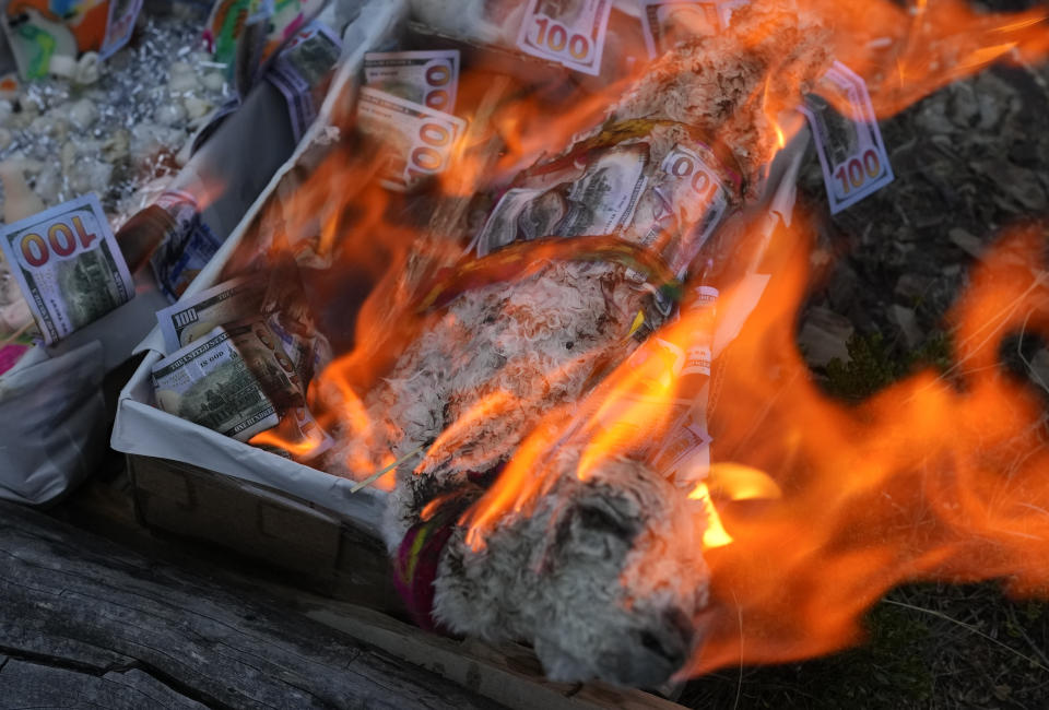 Una ofrenda de una cría de llama disecada y dinero falso en honor a la Pachamama, o Madre Tierra, en la celebración del Año Nuevo Andino en el cerro Turriturrini a las afueras de Huarina, Bolivia, el viernes 21 de junio de June 21, 2024. Comunidades indígenas aymaras celebran el año nuevo 5.532 o el "Willka Kuti" que significa "Regreso del Sol" en aymara. (AP Foto/Juan Karita)