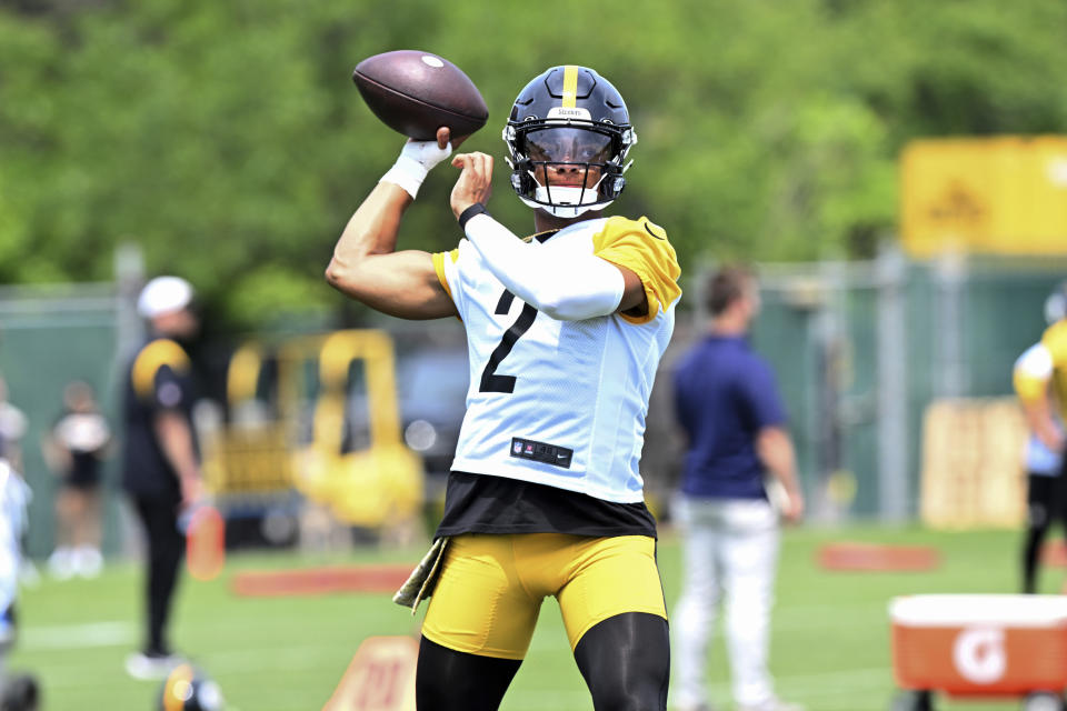 Pittsburgh Steelers quarterback Justin Fields throws a pass during the team's NFL OTA's football practice in Pittsburgh, Tuesday, May 21, 2024. (Sebastian Foltz/Pittsburgh Post-Gazette via AP)