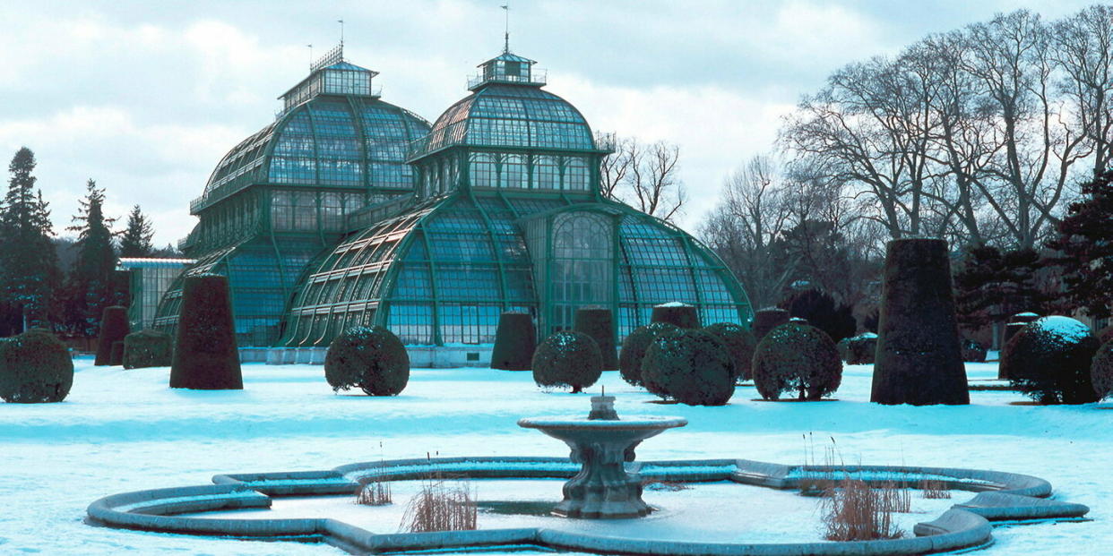 Dans le parc de Schönbrunn à Vienne, la Palmenhaus, inaugurée par l’empereur François-Joseph en 1882, est l’une des plus grandes serres d’Europe.  - Credit:Credit: Bildarchiv Monheim GmbH / Alamy Stock Photo