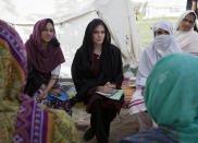 <p>Nachdem Pakistan 2010 von einer Überschwemmungskatastrophe heimgesucht wurde, eilte Angelina den Opfern zur Hilfe. Hier ist sie bei einer Unterhaltung mit von der Flut betroffenen Frauen im Kandaro II Camp in Nowshera zu sehen.<br>(Foto: ddp images/Jason Tanner) </p>