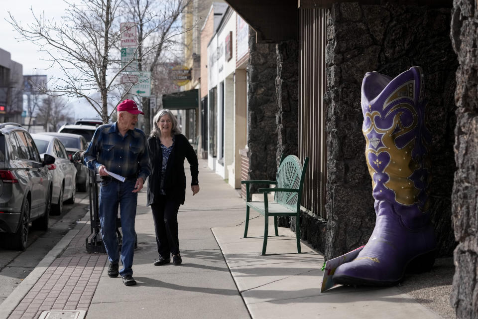 Lee Hoffman, left, and his wife Lynne Hoffman drop off flyers to promote the upcoming Nevada GOP-run caucus Saturday, Dec. 16, 2023, in Elko, Nev. (AP Photo/Godofredo A. Vásquez)