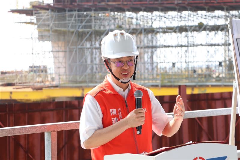 行政院長陳建仁今日到場視察淡江大橋工程進度。（圖／新北市工務局提供）