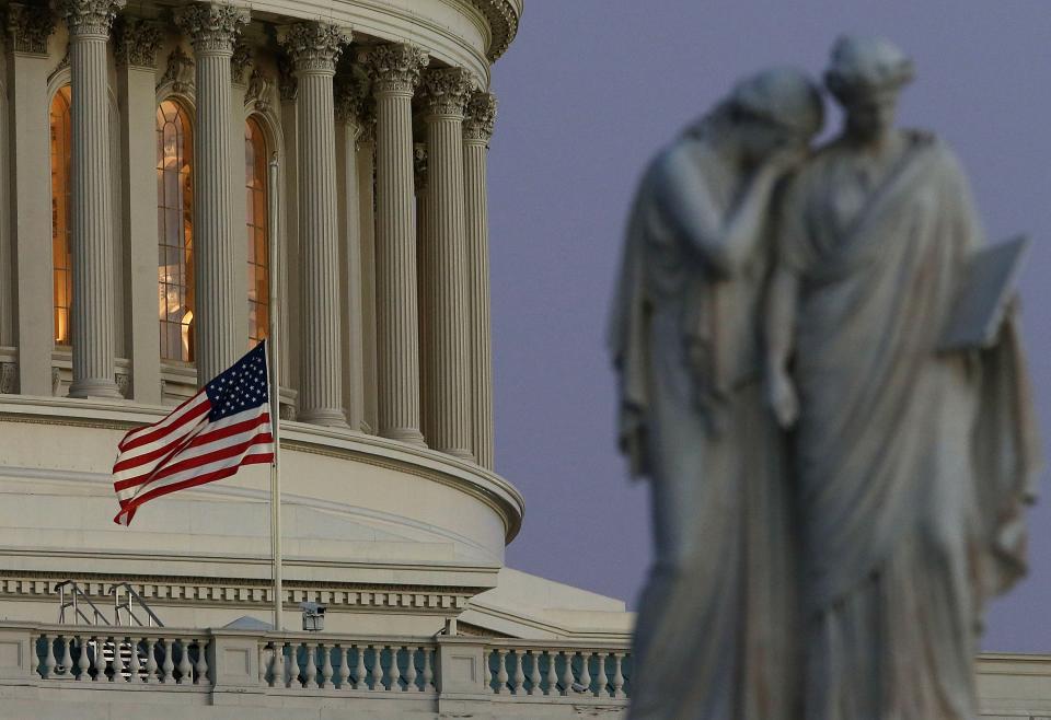 La bandera de Estados Unidos ondea a media asta en el Capitolio, en Washington DC, el 14 de diciembre de 2012, luego que el presidente Barack Obama decretara 4 días de luto nacional, tras el tiroteo ocurrido en Newtown, Connecticut, en el que 27 personas murieron, 18 de ellos menores entre los 5 y los 10 años. Mark Wilson/Getty Images