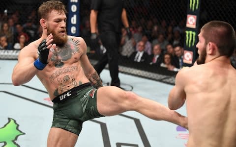  Conor McGregor tries a kick