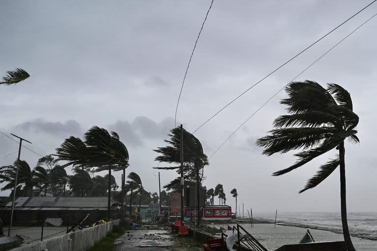 Los árboles se mecen con el viento tras la llegada a tierra del ciclón Remal, en una playa de Kuakata el 27 de mayo de 2024.