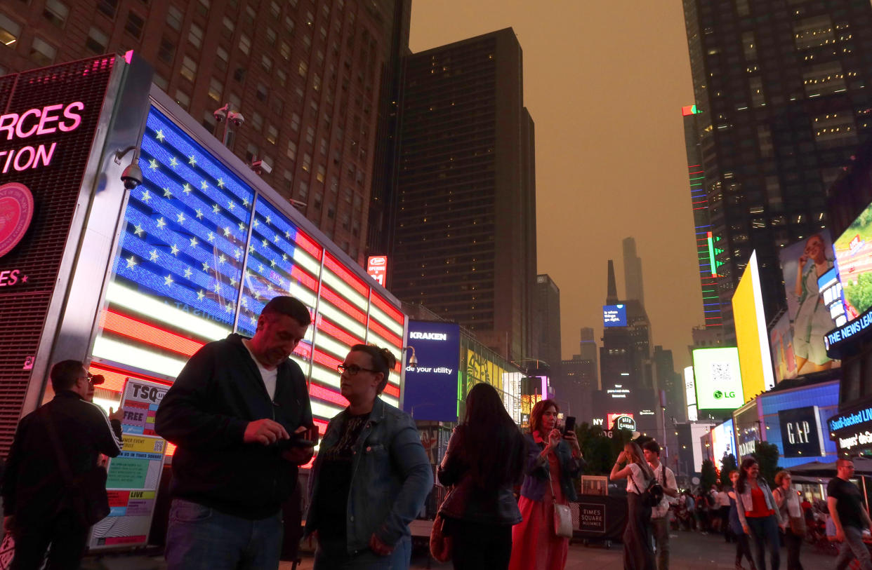 Heavy Smoke Shrouds Midtown Manhattan in New York City (Gary Hershorn / Getty Images)