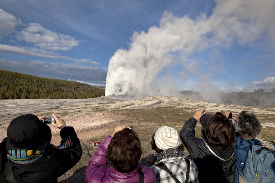 Visitantes observan la erupción del géiser Old Faithful en 2011 (AP Photo/Julie Jacobson)