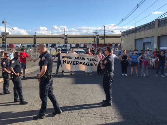 Hundreds of people blocked the entrance to the Elizabeth Detention Centre in New Jersey (Never Again Action)