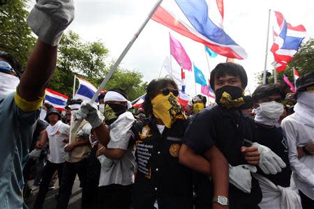 Protesters against an amnesty bill march towards police barricades on the main road near the government and parliament buildings in central Bangkok November 7, 2013. REUTERS/Kerek Wongsa