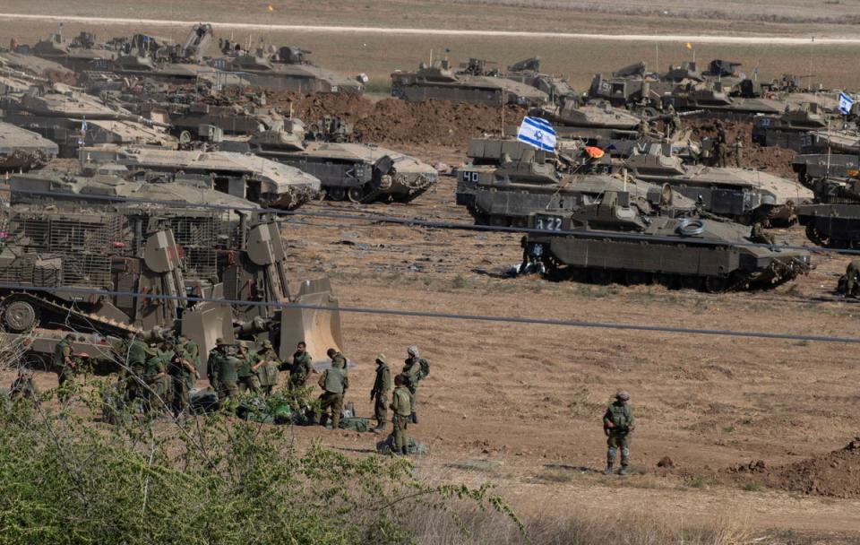 Hunderte israelische Panzer und Bulldozer werden bei einer Bodenoffensive in Gaza eingesetzt (Jim Hollander/UPI/Shutterstock)