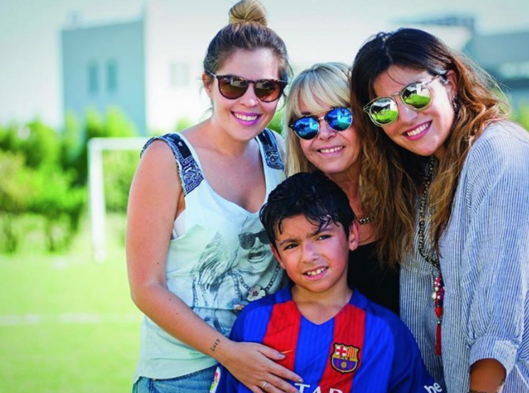 Dalma y Gianinna, Claudia Villafañe y Benjamín Agüero Maradona. – Foto: Instagram/gianinnamaradona