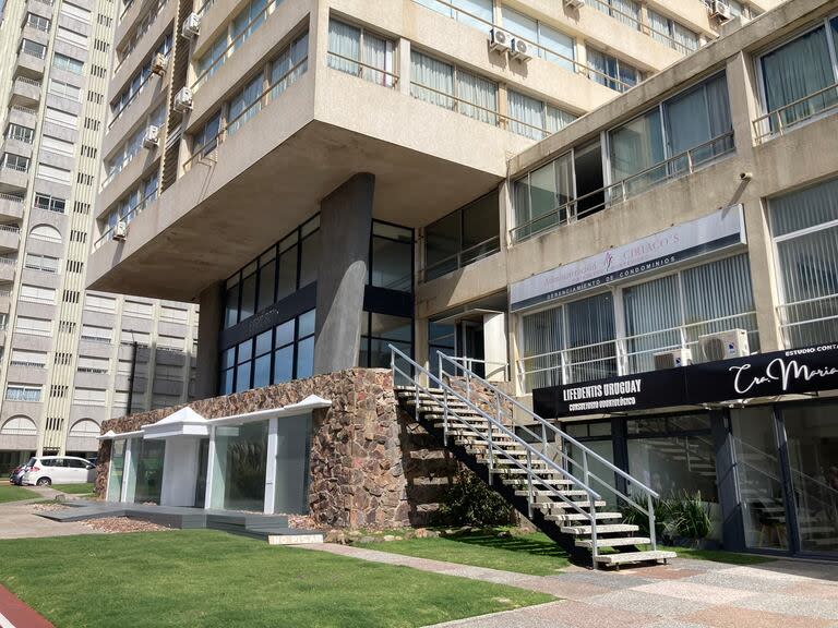 El exótico edificio tiene escaleras de ingreso a los costados 