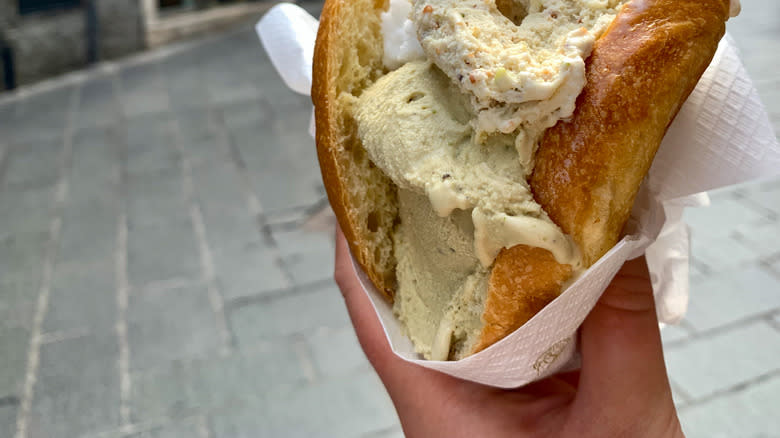 Brioche con gelato sandwich