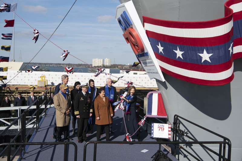 「約翰・甘迺迪號」航空母艦的命名儀式在維吉尼亞州紐波特紐斯造船廠（HII-NNS）舉行，甘迺迪總統的女兒、美國前駐日大使卡羅琳也出席見證。（美國海軍官網）