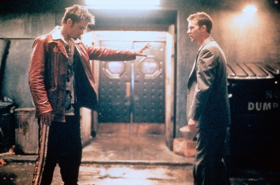 3: In einer Szene von “Fight Club” soll Brad Pitt als Tyler Durden dem vermeintlich ängstlichen Edward Norton beibringen, wie man sich prügelt. In den Proben schlug Norton Pitt sanft auf die Schulter. Doch Regisseur David Fincher brachte den Schauspieler dazu, etwas Unerwartetes zu tun. So schlägt Norton dem völlig überraschten Pitt mit einiger Kraft auf das Ohr. Pitt schreit darauf wie ein kleiner Junge: “Du hast mich am Ohr getroffen!” So entstand eine zugleich komische und beklemmende Szene, die bereits auf die andere Seite der von Norton gespielten Figur verweist. “Fight Club” wurde einer der ersten Kultfilme des neuen Jahrtausends. (Bild-Copyright: ddp images)