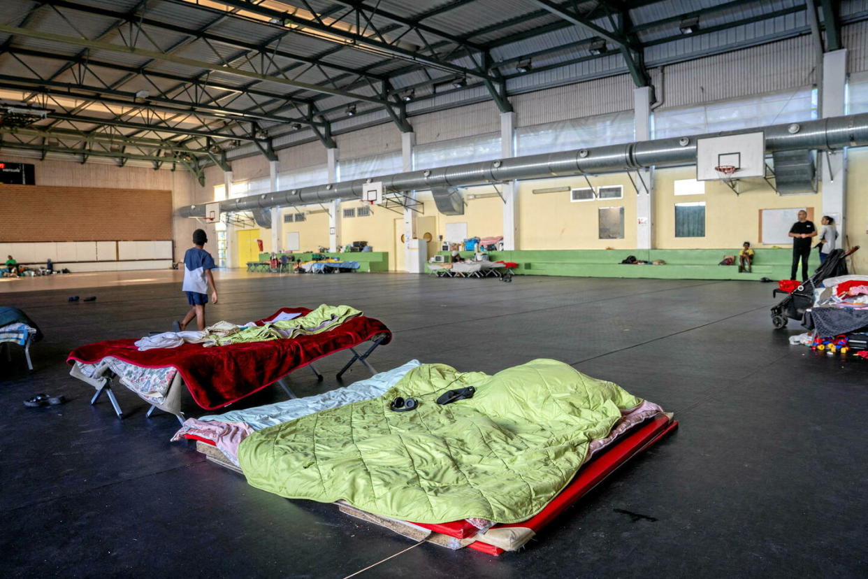 Des familles sont hébergées dans un gymnase, à Lyon, le 1er septembre 2023.   - Credit:ANTOINE BOUREAU / Hans Lucas / Hans Lucas via AFP