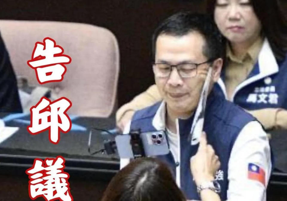 民進黨立委邱議瑩日前在院會上拿扇子搧了國民黨立委羅智強一巴掌，引發爭議。（圖取自羅智強臉書）