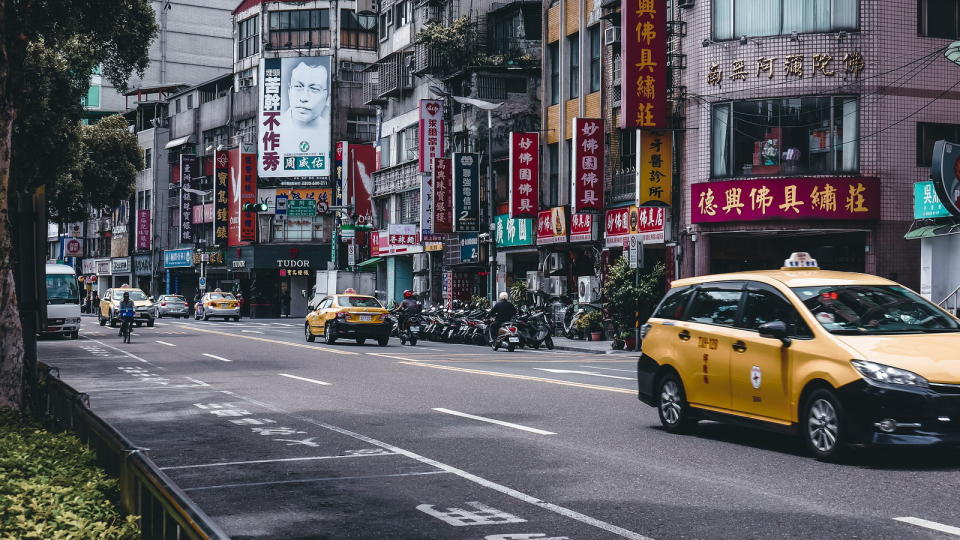 圖／汽車牌照分成R牌、T牌與白牌三種，R牌指租賃牌營業使用車，T牌則指白底紅字、英文字母T開頭的車牌，也就是街上隨處可見的黃色計程車。圖片來源：Punnatorn Thepsuwanworn from Pixabay 