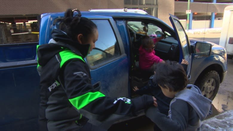 Indigenous mom of 2 says racist taunts aimed at her family during kids' 1st trip to Winnipeg