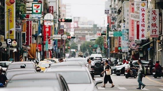 今日鋒面掠過，台灣各地有局部短暫雨；明起到下週三各地暖如夏。（示意圖／Pixabay）