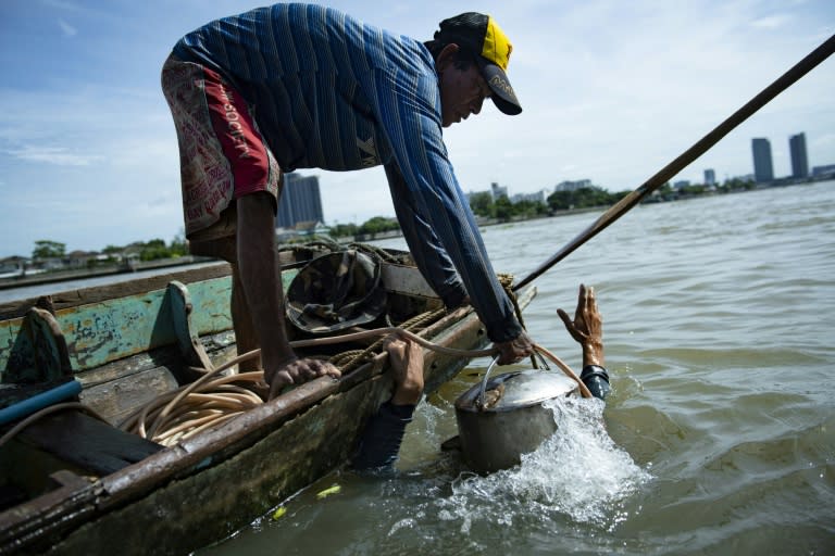 The divers are able to breathe thanks to the boxy helmet that weighs around 20 kilos (45 pounds), and is hooked up to a rubber tube that connects to an air tank aboard the boat