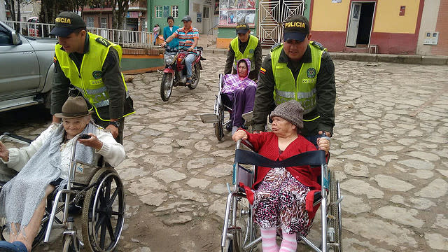 Adultos mayores son acompañados por agentes de policía. (Cortesía Policía de Bogotá)