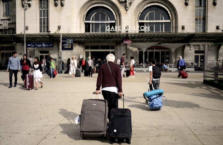 Limitation du nombre de bagages dans les TGV : la SNCF inflige des amendes à partir de lundi - photo d'archive, 11 juillet 2014 devant la gare de Lyon à Paris (STEPHANE DE SAKUTIN)