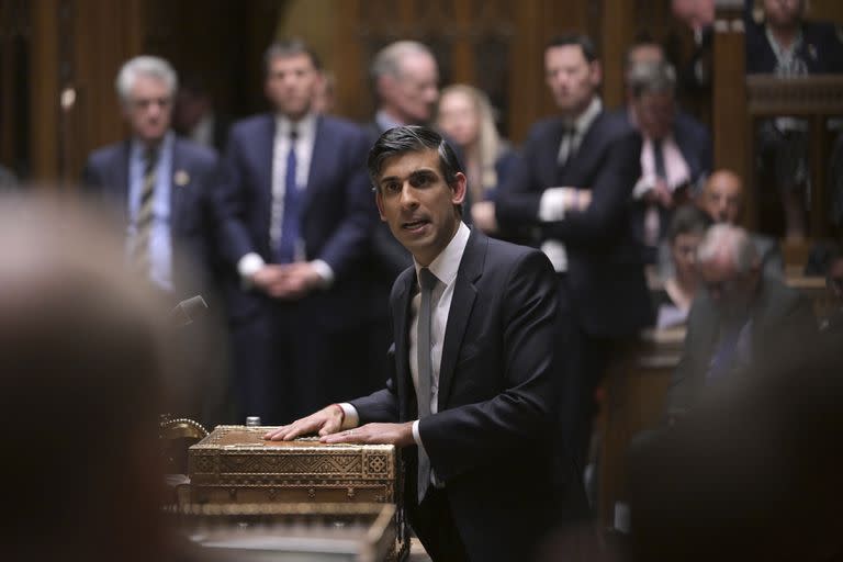 En esta imagen publicada por el Parlamento británico, el primer ministro británico, Rishi Sunak, habla en la Cámara de Representantes de Londres, el lunes 27 de febrero de 2023, tras el anuncio de que Gran Bretaña y la Unión Europea han llegado a un acuerdo para resolver sus diferencias comerciales sobre Irlanda del Norte después del Brexit. (Jessica Taylor/Parlamento británico via AP)