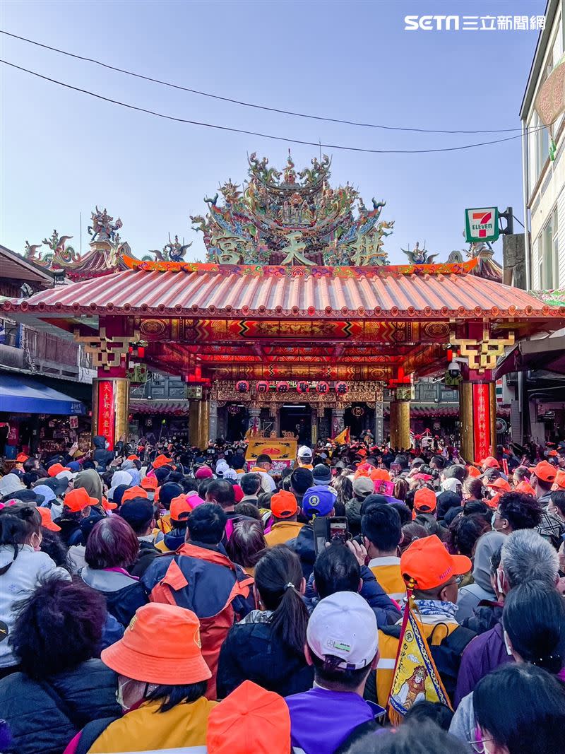 白沙屯媽祖回鑾拱天宮 ，上萬信眾一起高喊「進喔進喔」。（圖／記者鄭尹翔攝影）