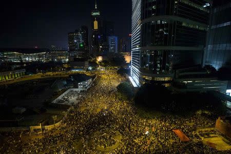 Thousands of protesters attend a rally outside the government headquarters in Hong Kong as riot police stand guard September 27, 2014. REUTERS/Tyrone Siu