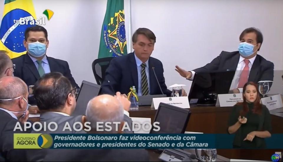 Presidente Jair Bolsonaro sentou entre os presidente do Senado, Davi Alcolumbre, e o da Câmara, Rodrigo Maia (Foto: Reprodução/ TV Brasil)
