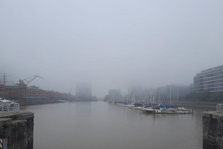 La niebla continuará afectando la ciudad todo el día 