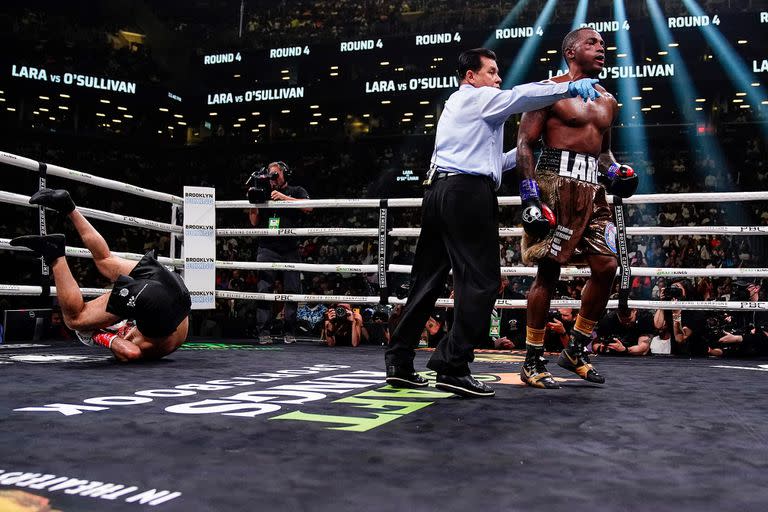 Erislandy Lara se dirige al rincón luego de derribar a Gary O'Sullivan.