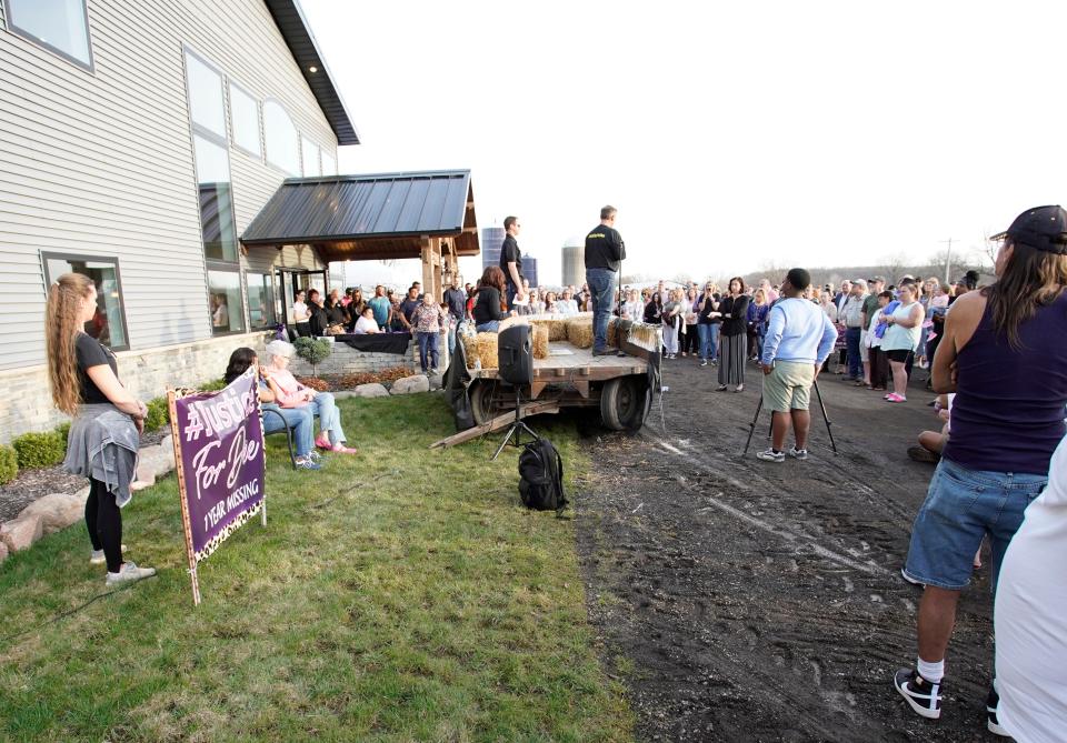 Hundreds gathered Saturday at Hardy Farm in Tipton to acknowledge the one-year anniversary of Dee Ann Warner's disappearance.