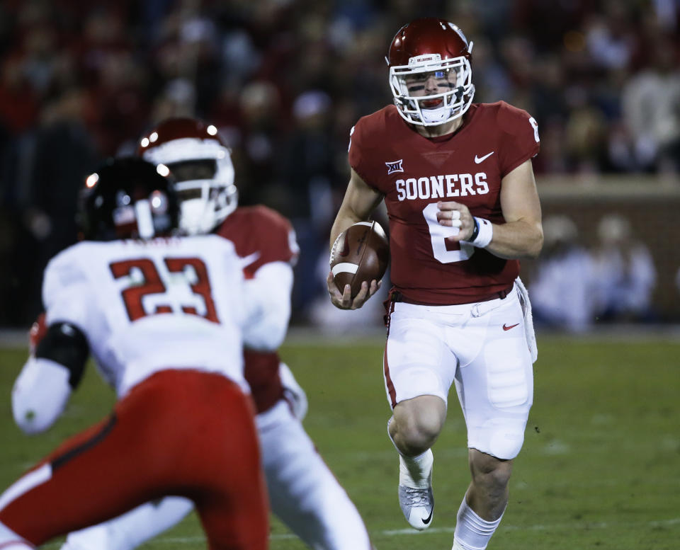 Oklahoma quarterback Baker Mayfield (6) carries in the first quarter of an NCAA college football game against Texas Tech in Norman, Okla., Saturday, Oct. 28, 2017. (AP Photo/Sue Ogrocki)