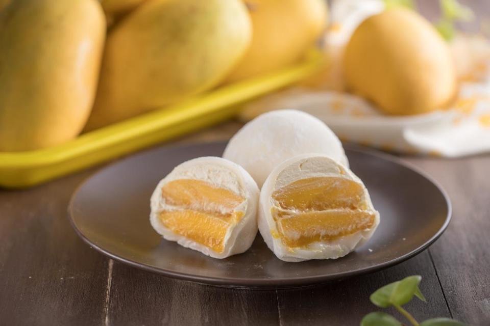「芒果大福」包著整塊芒果肉，以及拌進起司粉的芒果泥，果香十足。（50元／顆）