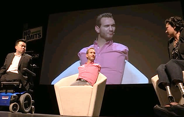 Jason Chee meets Nick Vujicic, with Aishah Samad in the background. (Yahoo Photo)